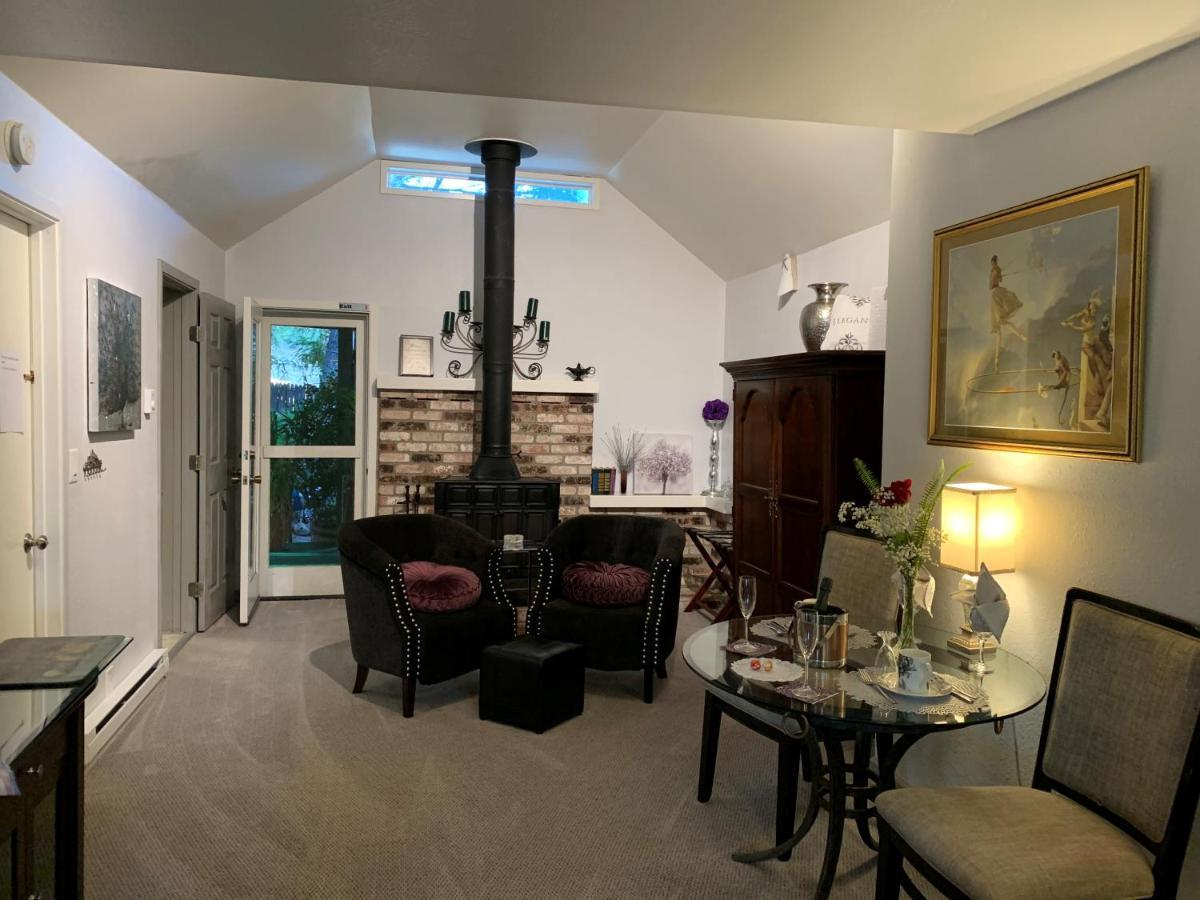 Foothill House Bed & Breakfast